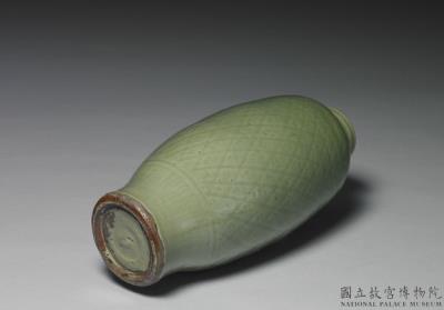 图片[2]-Olive-shaped vase with incised floral and latticework design in celadon glaze, Longquan ware, Ming Dynasty (1368-1644)-China Archive